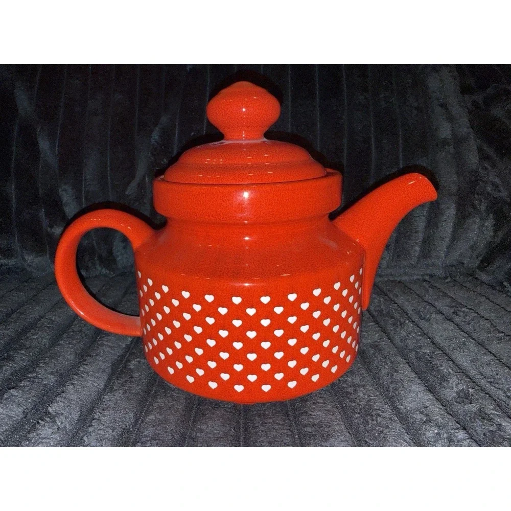 Vintage WAECHTERSBACH W. GERMANY Tea Pot Red With White Hearts - 1 Chip Inside‎